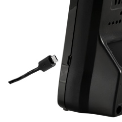 Conexión micro USB para cargar el medidor de calidad del aire