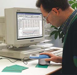 El medidor de color y brillo en la grabación de datos y transmisión a un PC