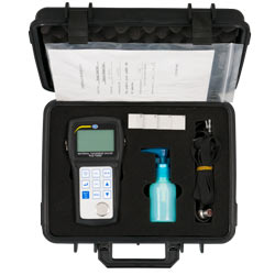 Medidor de espesor por ultrasonidos PCE-TG 250 en la maleta.