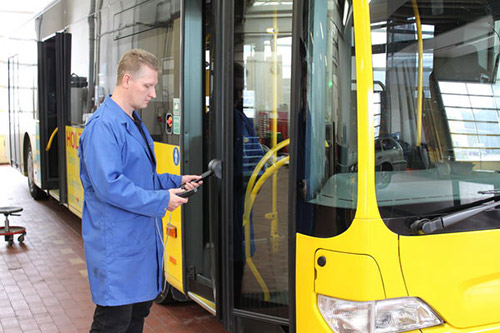 Aquí se muestra el medidor de fuerza de cierre mediendo un autobus.