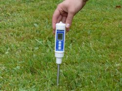 Aquí ve el medidor de humedad de tierra detectando la humedad en la tierra.