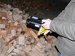 Comprobación de la humedad del serrín con el medidor de humedad PCE-WT1.