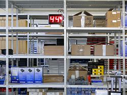 La imagen muestra el indicador realizando una medición instalado por ejemplo en un almacén.