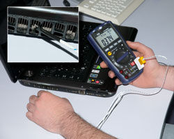El medidor multifunción verificando una medición de temperatura con una sonda tipo K