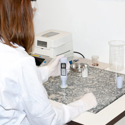 Uso del medidor de pH en un laboratorio