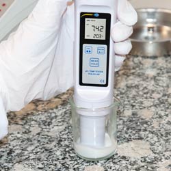 Realizando una medición con el medidor de pH digital