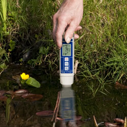 Con el medidor de pH resiste al agua PCE-PH 22 puede medir rápidamente el valor de pH.