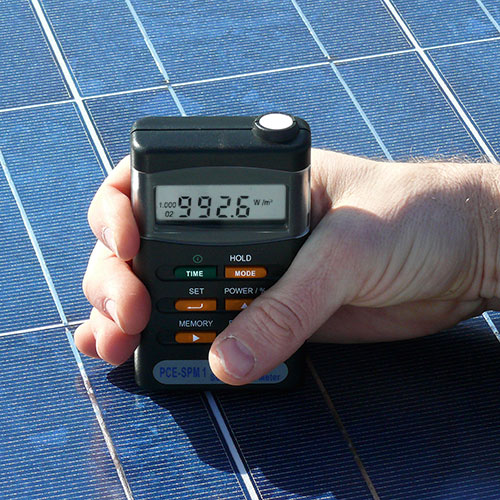 Medicin de un panel de celulas fotovoltaicas con el medidor de radiacin solar PCE-SPM1