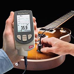 Aquí se puede ver el medidor de revestimiento PT-200 midiendo sobre una guitarra.