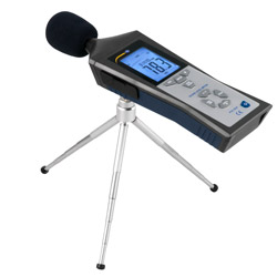 Medidor de sonido PCE-322A realizando una medición con el trípode que lleva el envío.