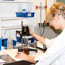 Imagen de uso del medidor de viscosidad analogico en un laboratorio