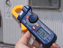 El microamperimetro PCE-DC3 es ideal para hacer mediciones en entornos eléctricos.