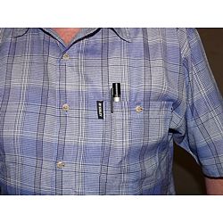 Aquí ve el microscopio de bolsillo PCE-PTM 100 en el bolsillo de la camisa de un técnico.
