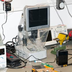 El microscopio para taller PCE-VM 21 se suministra con una funda de protección contra polvo