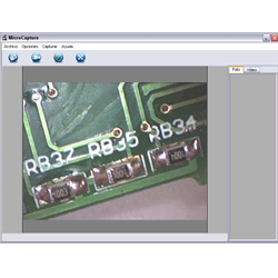 Microscopio USB PCE-MM 400 investigando una placa