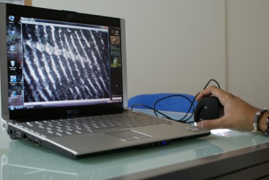 Comprobación de huella dactilar con el microscopio PCE-MM 140.