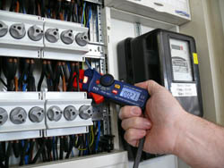 Multiamperimetro PCE-DC1 comprobando la corriente de un armario electrico.