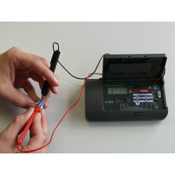 Aquí se observa el multímetro de bolsillo PCE-UT 23 efectuando una comprobación de continuidad en los conectores de un micrófono.