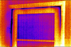 Presentacin de fugas trmicas en el marco de una ventana con sistema de termografa.