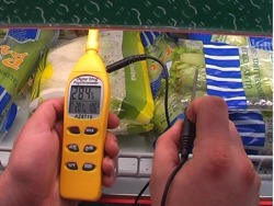 Psicrómetro PCE-310 midiendo en una cámara frigorífica.