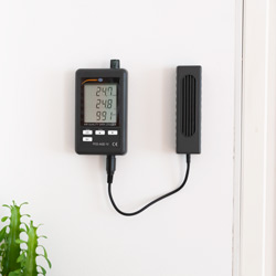 El registrador de CO2 midiendo y registrando en una pared