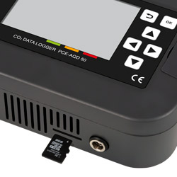 Ranura para la tarjeta micro SD y conexión del adaptador de red del registrador de datos de CO2 PCE-AQD 50