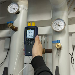 Comprobación de unos instrumentos de medición con el registrador de temperatura PCE-T 330