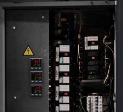 El regulador de procesos encorporado en armario eléctrico.