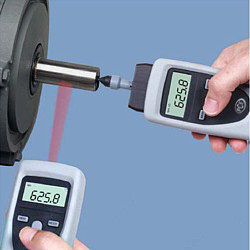 El tacómetro digital con un adaptador mecánico y una punta de medición 