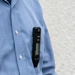 El termohigrmetro PCE-PTH 10 sujeto al bolsillo de una camisa