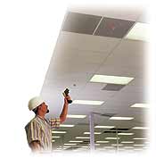 Term�metro infrarrojo realizando una medici�n.