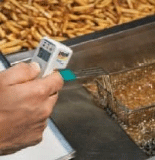 Termómetro infrarrojo para temperatura en alimentos midiendo la temperatura del aceite para freír.