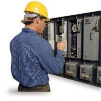 Term�metro infrarrojo utilizado para realizar una medici�n en un cuadro de distribuci�n.