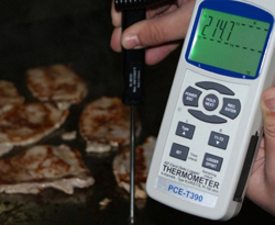 Termometro de contacto PCE-T390 midiendo la temperatura en las placas de una plancha con una sonda.