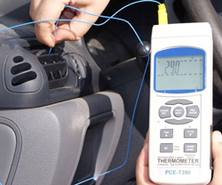 Termometro de suelo PCE-T395 midiendo la temperatura del calefactor de un coche.