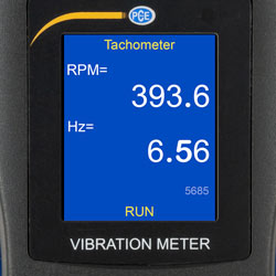 Indicación del número de revoluciones en la pantalla del medidor de vibraciones PCE-VM 22