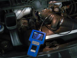 Videoendoscopio usado en el motor de un vehículo