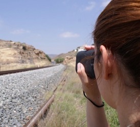 Comprobacin de la distancia de una seal de con el visor de distancia PCE-LRF 600.