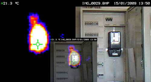 Inspeccionando con la visor infrarrojo PCE-TC 2 un armario elctrico 