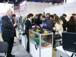 Sector de equipos de pesaje: Ludger Gckeler y Irina Holzmann asesorando a clientes en la feria.